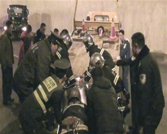 两车激吻 险“气炸”隧道