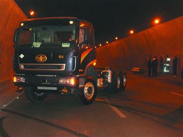 两车激吻 险“气炸”隧道