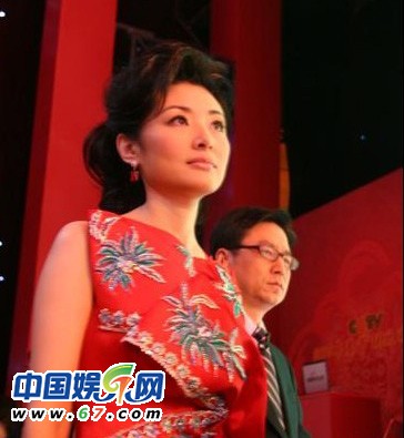 董卿周涛台下紧张背词 春晚主持人罕见后台照曝光