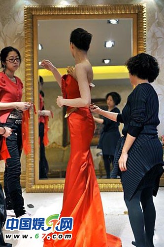 董卿周涛台下紧张背词 春晚主持人罕见后台照曝光