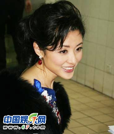 董卿周涛台下紧张背词 春晚主持人罕见后台照曝光