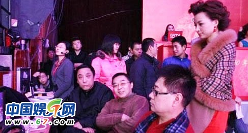 董卿周涛台下紧张背词 春晚主持人罕见后台照曝光