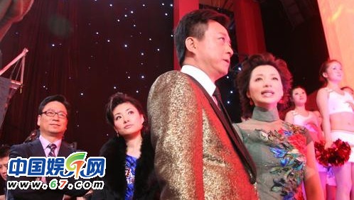 董卿周涛台下紧张背词 春晚主持人罕见后台照曝光