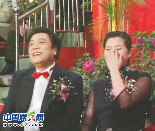 董卿周涛台下紧张背词 春晚主持人罕见后台照曝光