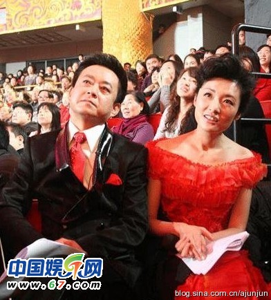 董卿周涛台下紧张背词 春晚主持人罕见后台照曝光