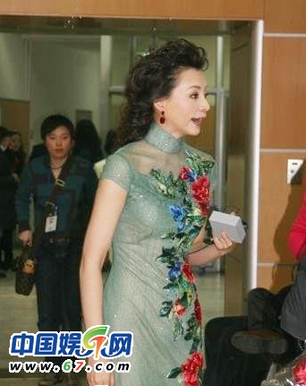 董卿周涛台下紧张背词 春晚主持人罕见后台照曝光