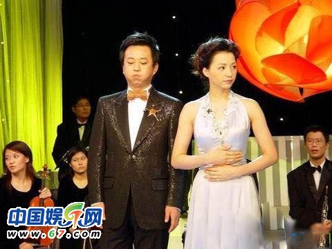 董卿周涛台下紧张背词 春晚主持人罕见后台照曝光