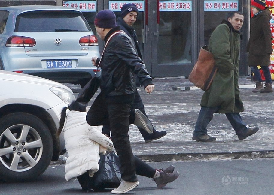 长春街头男子暴打女子 路人无人施救