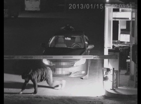 深夜无人驾驶车辆车顶惊现“女鬼”，吓傻收费员