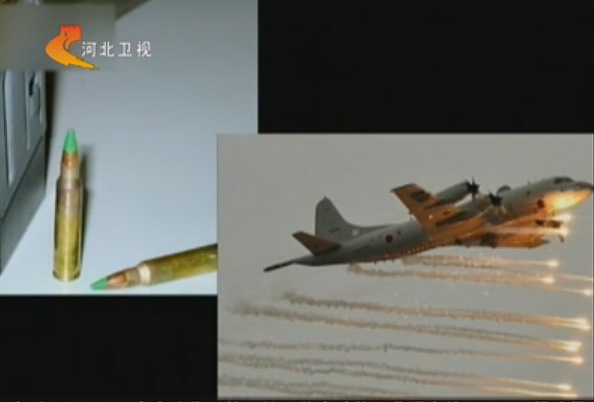 视频截图：日本航空自卫队飞机发射曳光弹。