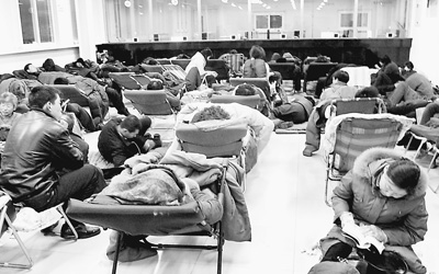 图为北京某医院排队挂号的人们。