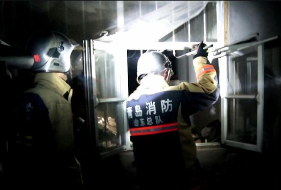 山东头一民房突然垮塌 救援人员徒手挖出被困者(组图) 山东头一民房突然垮塌 救援人员徒手挖出被困者(组图)