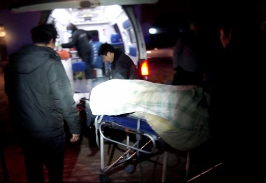 山东头一民房突然垮塌 救援人员徒手挖出被困者(组图) 山东头一民房突然垮塌 救援人员徒手挖出被困者(组图)