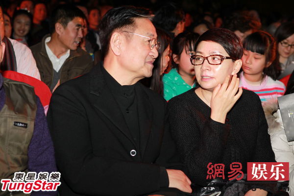 宋丹丹与地产商老公赵玉吉秀甜蜜