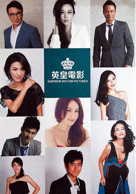 53岁惠英红穿深V装拍年历