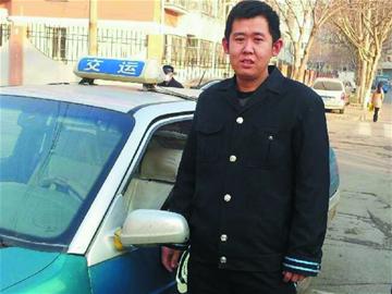 的哥捡两万元现金