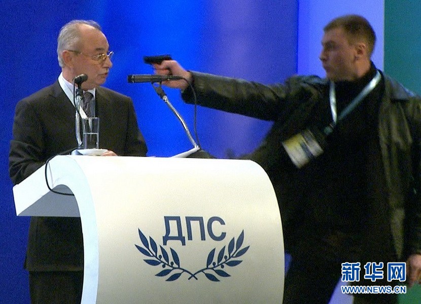 保加利亚一男子枪击政客未遂被群殴