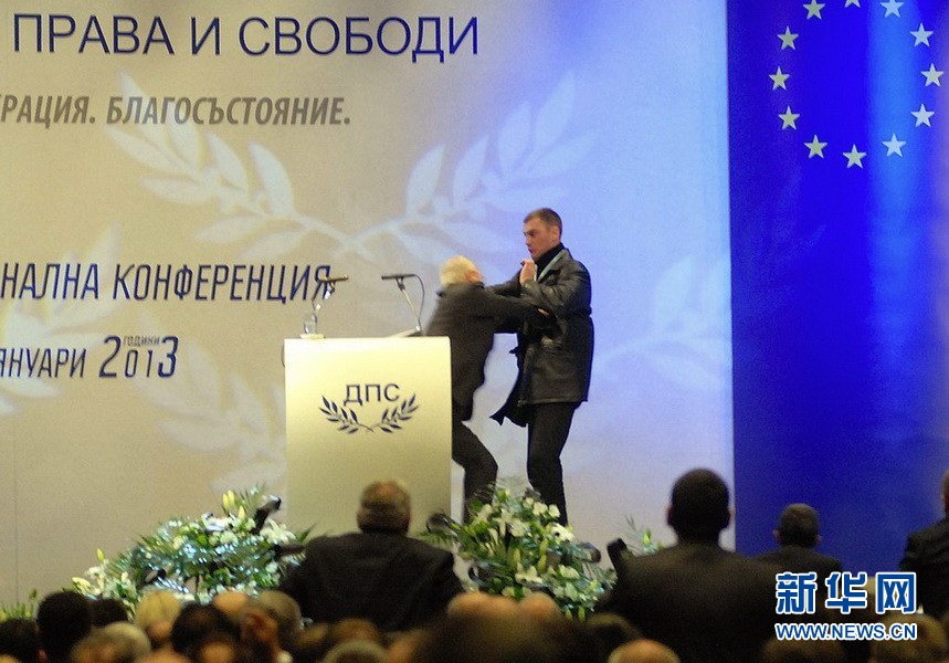 保加利亚一男子枪击政客未遂被群殴