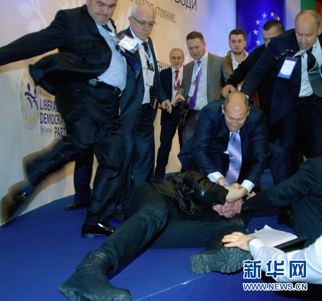 保加利亚一男子枪击政客未遂被群殴
