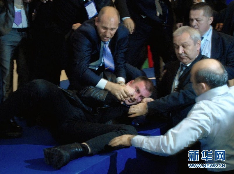 保加利亚一男子枪击政客未遂被群殴