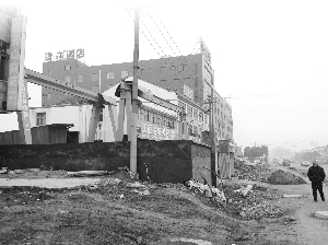 董某建造的围墙在周围建筑中显得比较“突出”