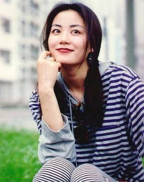 王菲16岁处女唱片封面 造型甜美