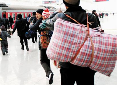 青岛春运前小高峰持续三天 送客10万