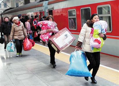 青岛春运前小高峰持续三天 送客10万