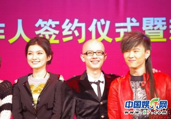 张玮丁丁亲密照