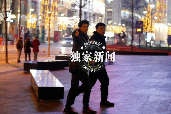 王力宏深夜出行 遇偷拍保镖借“激光”阻止