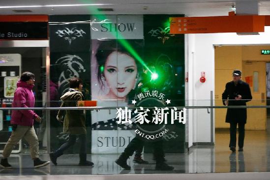 王力宏深夜出行 遇偷拍保镖借“激光”阻止