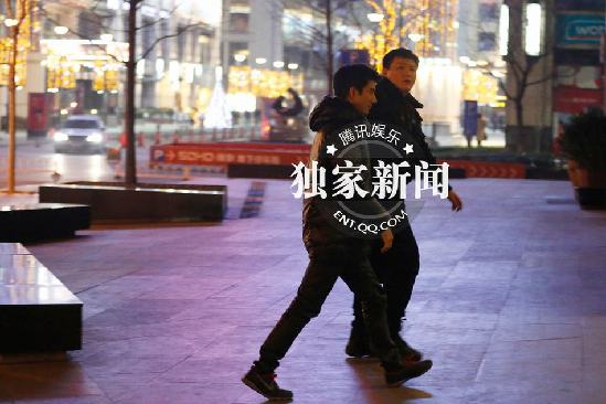 王力宏深夜出行 遇偷拍保镖借“激光”阻止