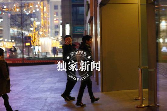 王力宏深夜出行 遇偷拍保镖借“激光”阻止