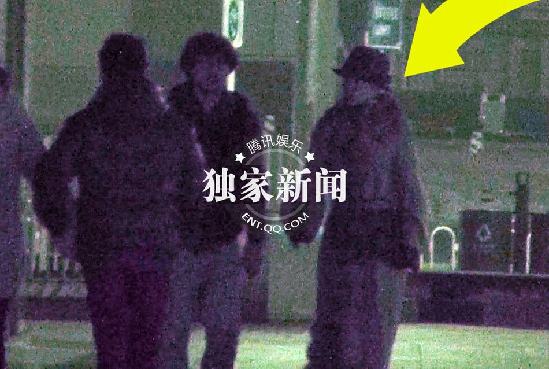 王力宏深夜出行 遇偷拍保镖借“激光”阻止