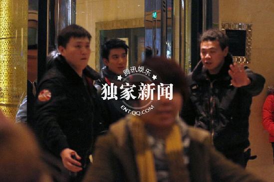 王力宏深夜出行 遇偷拍保镖借“激光”阻止