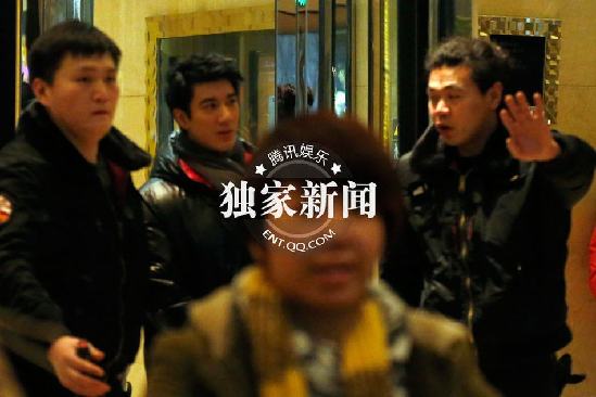 王力宏深夜出行 遇偷拍保镖借“激光”阻止