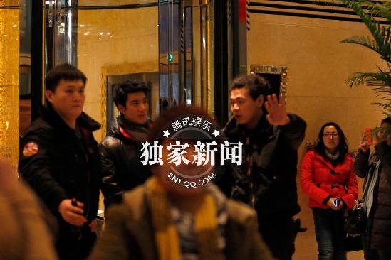 王力宏深夜出行 遇偷拍保镖借“激光”阻止