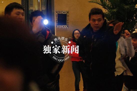 王力宏深夜出行 遇偷拍保镖借“激光”阻止