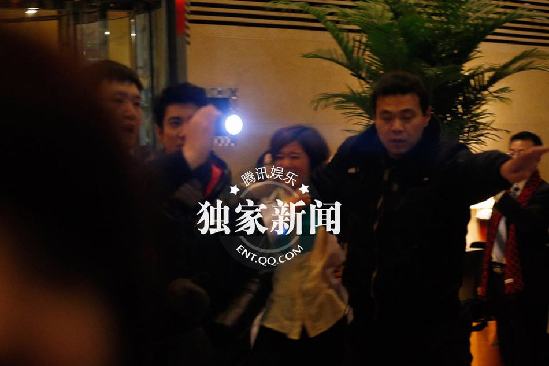 王力宏深夜出行 遇偷拍保镖借“激光”阻止