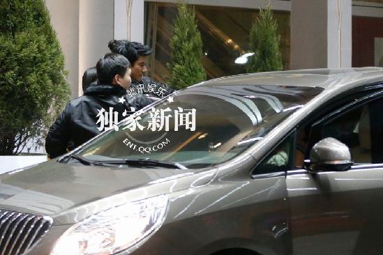 王力宏深夜出行 遇偷拍保镖借“激光”阻止
