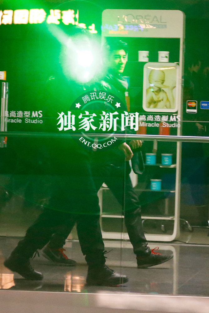 王力宏深夜出行 遇偷拍保镖借“激光”阻止