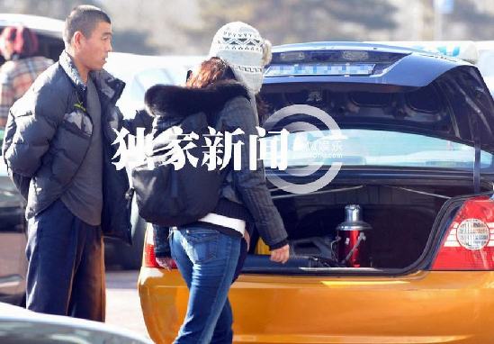 汤唯独自回京无人接机 微笑回应偷拍记者毫无星架