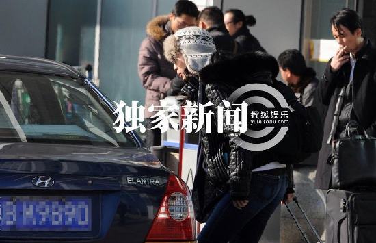 汤唯独自回京无人接机 微笑回应偷拍记者毫无星架