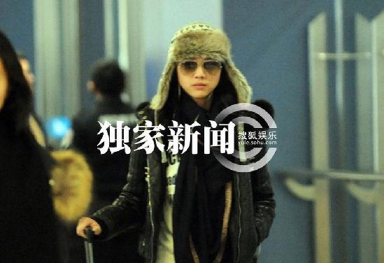 汤唯独自回京无人接机 微笑回应偷拍记者毫无星架