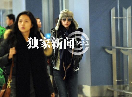 汤唯独自回京无人接机 微笑回应偷拍记者毫无星架