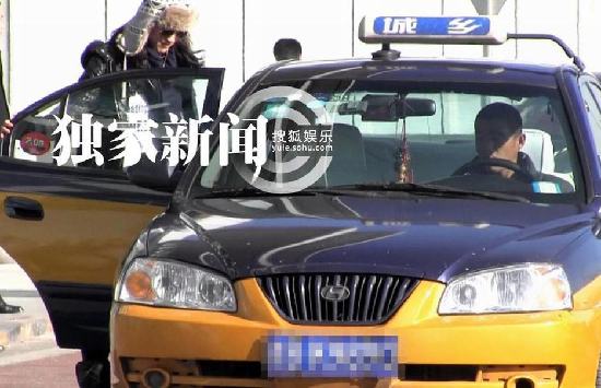 汤唯独自回京无人接机 微笑回应偷拍记者毫无星架