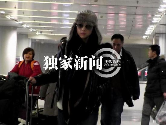 汤唯独自回京无人接机 微笑回应偷拍记者毫无星架