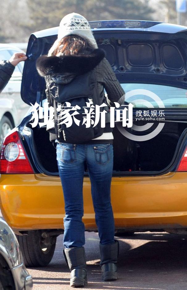 汤唯独自回京无人接机 微笑回应偷拍记者毫无星架