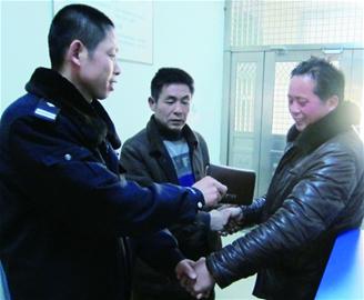 “马大哈”把钱包扔进垃圾桶