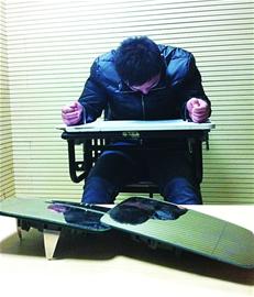 宝马眼被抠后视镜成窟窿 10秒钟内迅速卸走